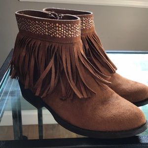 Girls/ women’s fashionable brown boots